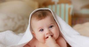 Babypflege Reinigung Wickeln Anziehen und Sicherheit zu Hause