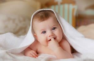 Babypflege Reinigung Wickeln Anziehen und Sicherheit zu Hause