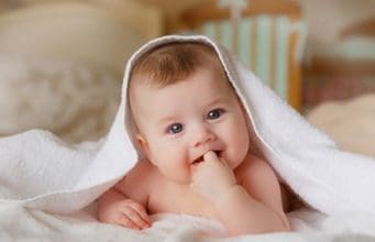 Babypflege Reinigung Wickeln Anziehen und Sicherheit zu Hause