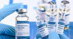 Welche COVID-19 Impfstoffe sind sicher Pfizer Moderna AstraZeneca Johnson Sputnik V