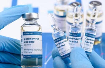 Welche COVID-19 Impfstoffe sind sicher Pfizer Moderna AstraZeneca Johnson Sputnik V