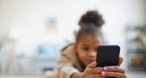 Deepfake-Gefahr an Schulen Wie Eltern ihre Kinder schützen und aufklären können