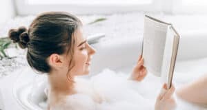 Zu viel Duschen schadet der Haut? Ein Arzt erklärt, warum weniger oft mehr ist