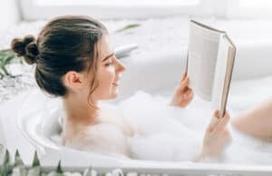 Zu viel Duschen schadet der Haut? Ein Arzt erklärt, warum weniger oft mehr ist