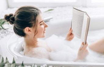 Zu viel Duschen schadet der Haut? Ein Arzt erklärt, warum weniger oft mehr ist