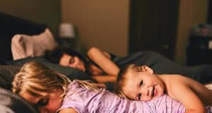 Morgens müde, abends hellwach? Ursachen und Tipps für einen besseren Schlafrhythmus