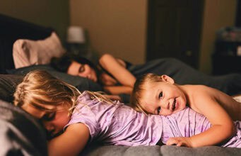 Morgens müde, abends hellwach? Ursachen und Tipps für einen besseren Schlafrhythmus