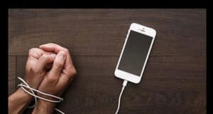 Warnzeichen für Handysucht bei Kindern: So erkennen und stoppen Eltern digitale Abhängigkeit