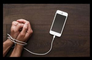 Warnzeichen für Handysucht bei Kindern: So erkennen und stoppen Eltern digitale Abhängigkeit